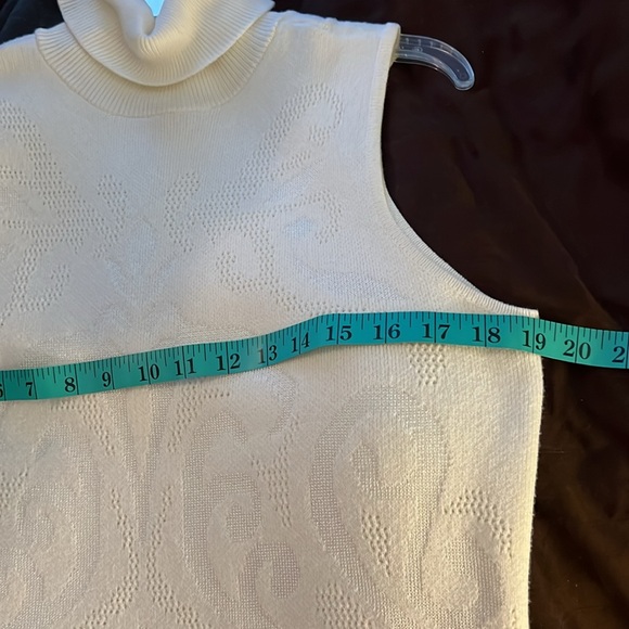Chicos Turtleneck Sweater Vest; Size 1; Excellent Condition - Picture 5 of 6